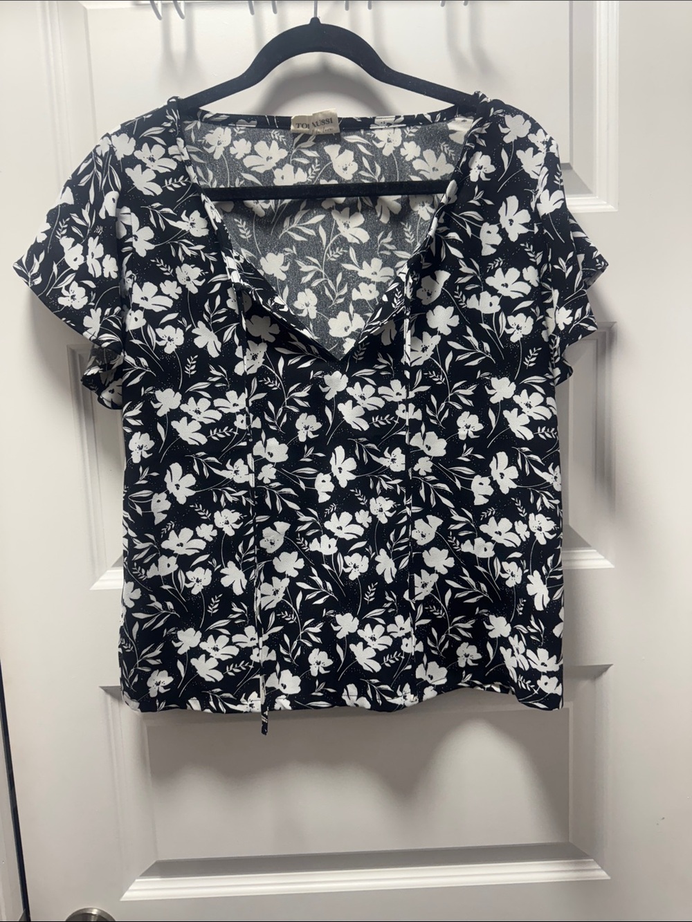Black & White Floral V-Neck Flutter Sleeve Blouse - Petite Sophisticate